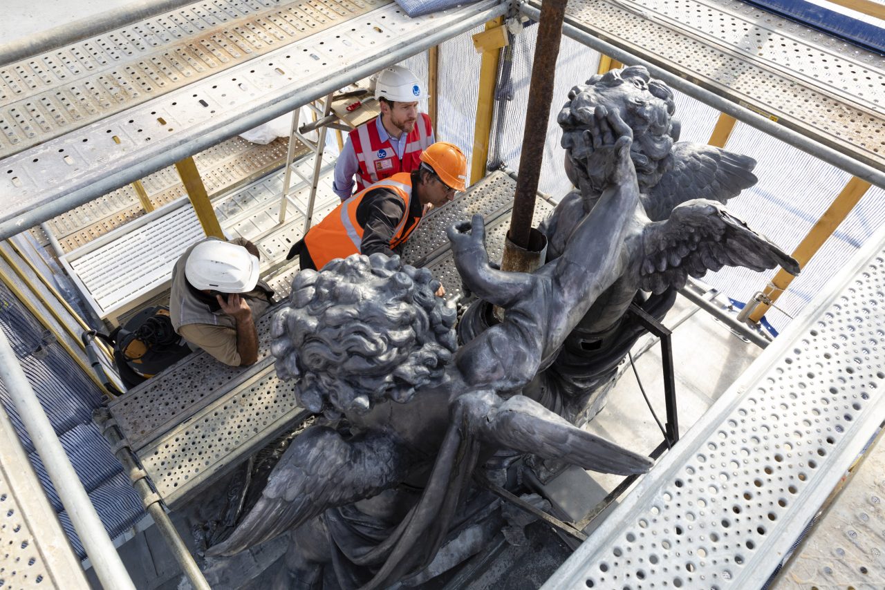 Restauration des angelots en plomb sur la toiture du théâtre du Châtelet à Paris.