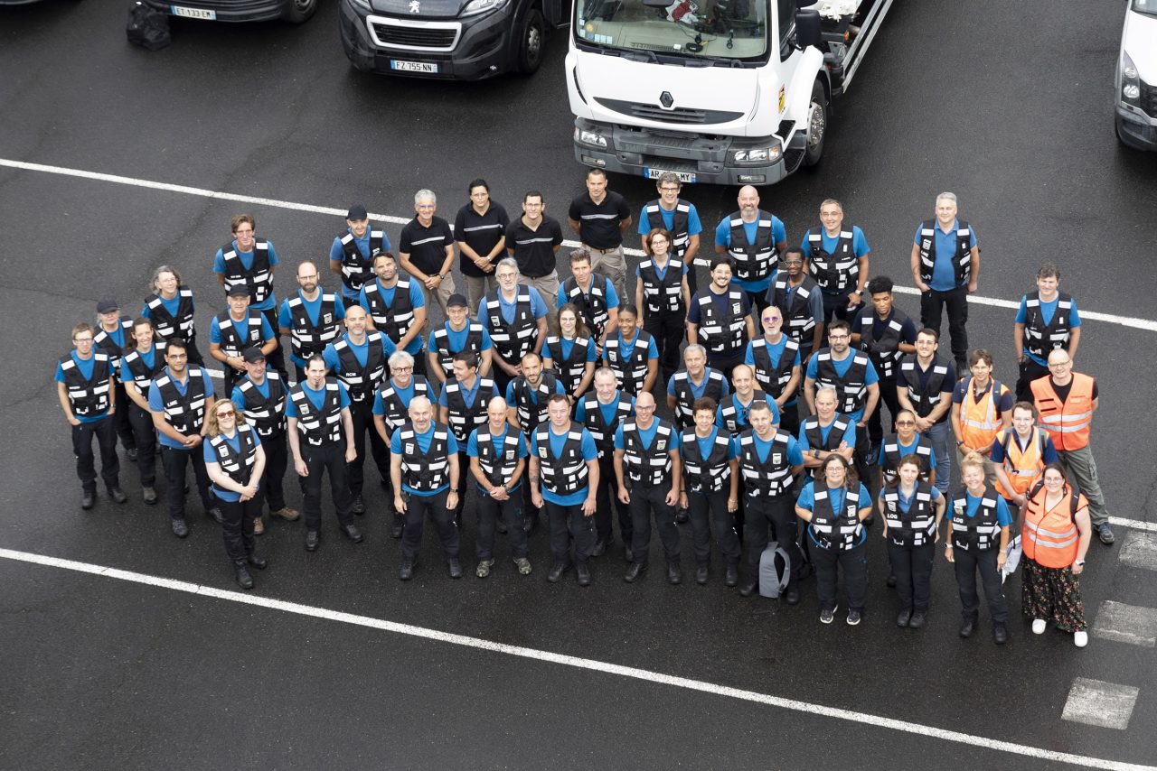 Photo aérienne corporate d'équipe en extérieur d'une entreprise constituée de plus de 50 personnes