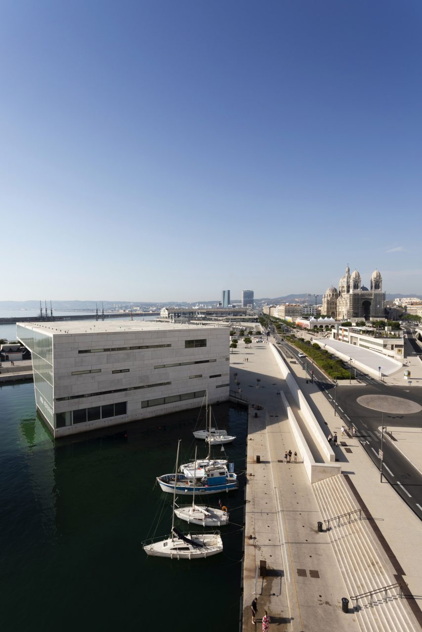 Photo d'architecture du Mucem à Marseille dans son environnement.