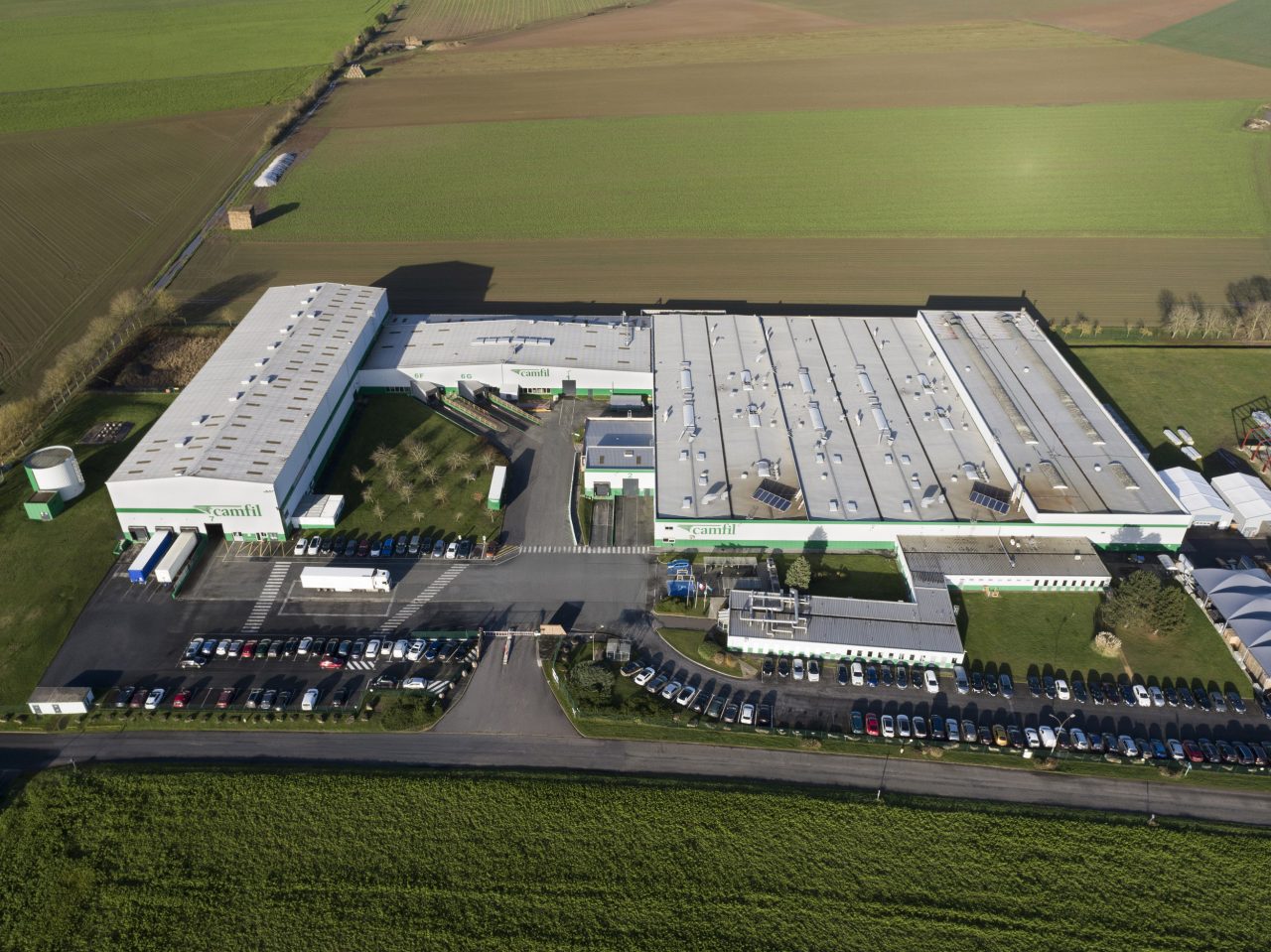 Photo aérienne par drone d'un site de production d'une entreprise industrielle