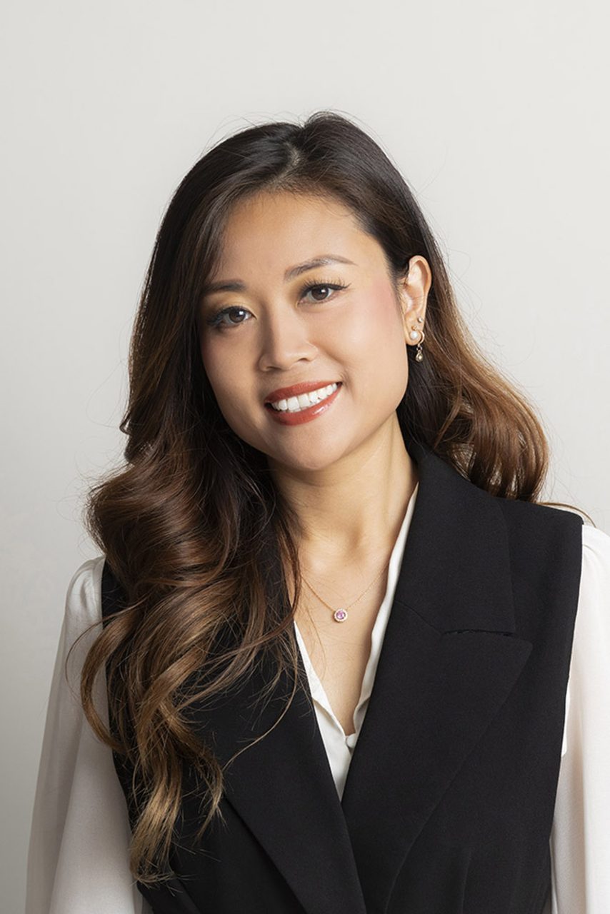 Portrait corporate professionnel d’une femme Asiatique en studio, photographiée sur fond clair pour une utilisation LinkedIn et communication d’entreprise.