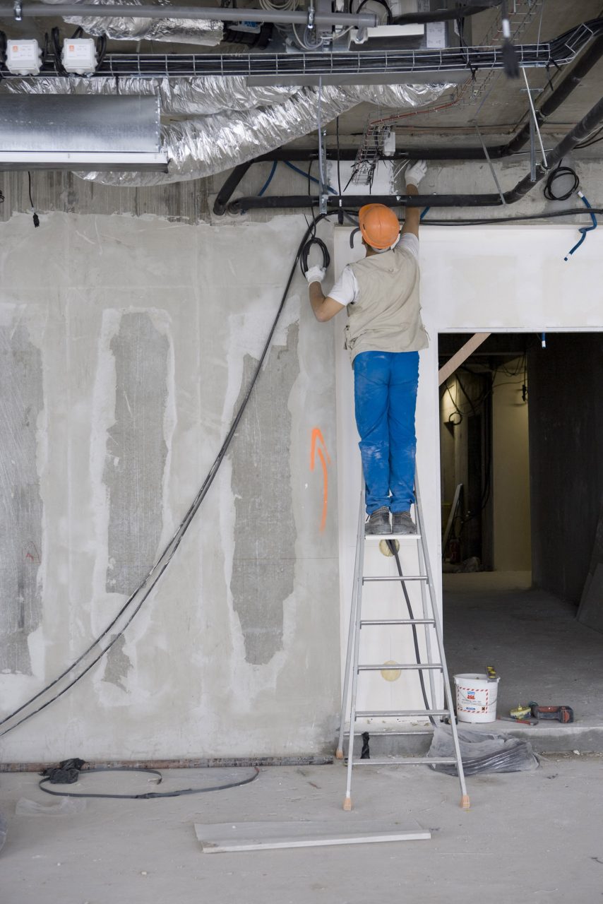 Électricien au travail sur un chantier.