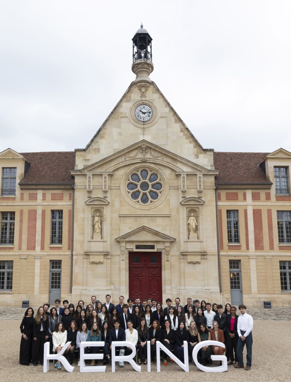 Photo de groupe d'étudiants d'HEC en extérieur pour le groupe KERING.
