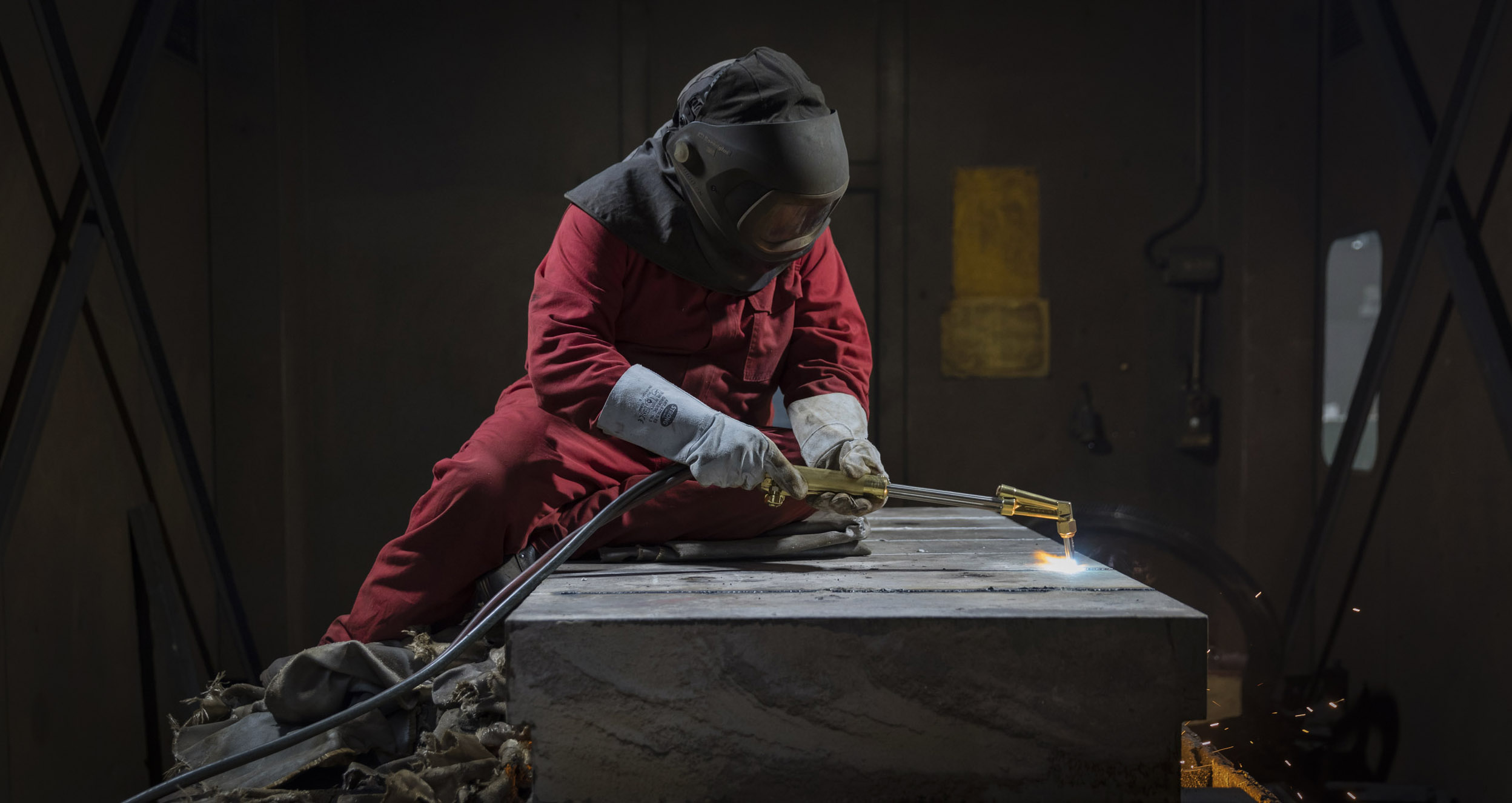 Photo industriel artistique d'un oxycoupeur au travail.