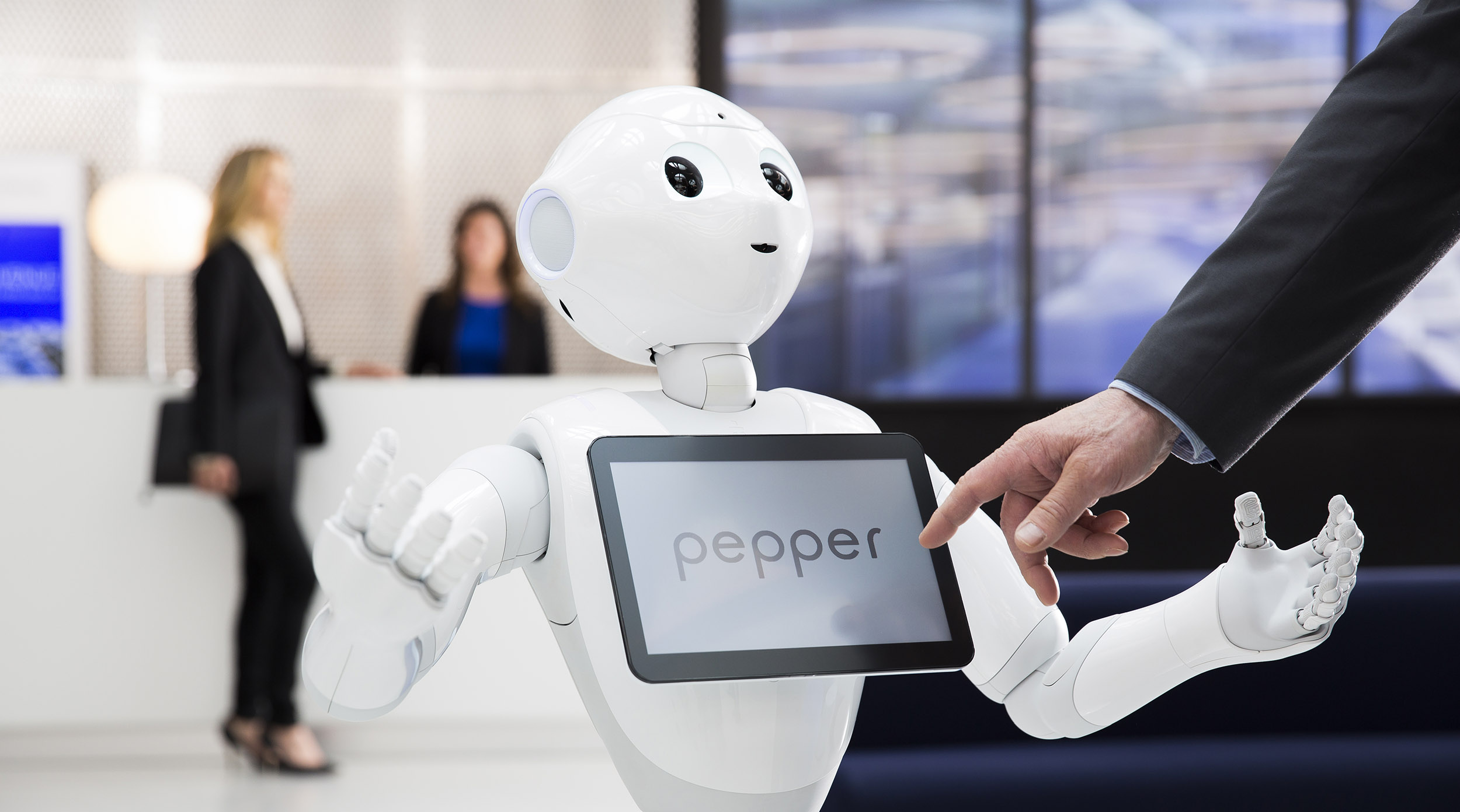 photographie du robot pepper dans le hall d'accueil d'une entreprise
