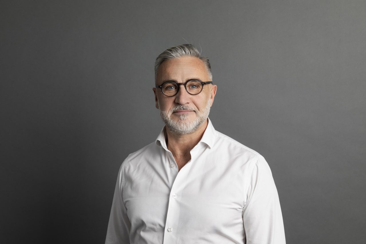 Portrait corporate d'un collaborateur réalisé en studio mobile dans l'entreprise