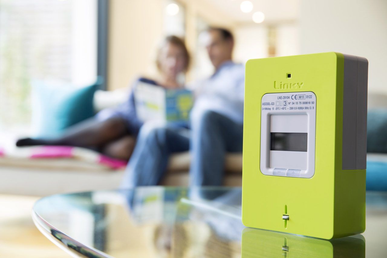 Photo corporate avec personnages en situation pour le compteur Linky