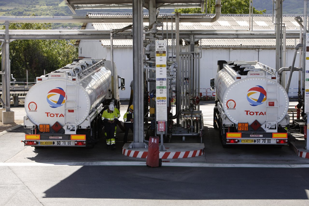 2 camions citernes Total au chargement dans un dépôt d'hydrocarbures
