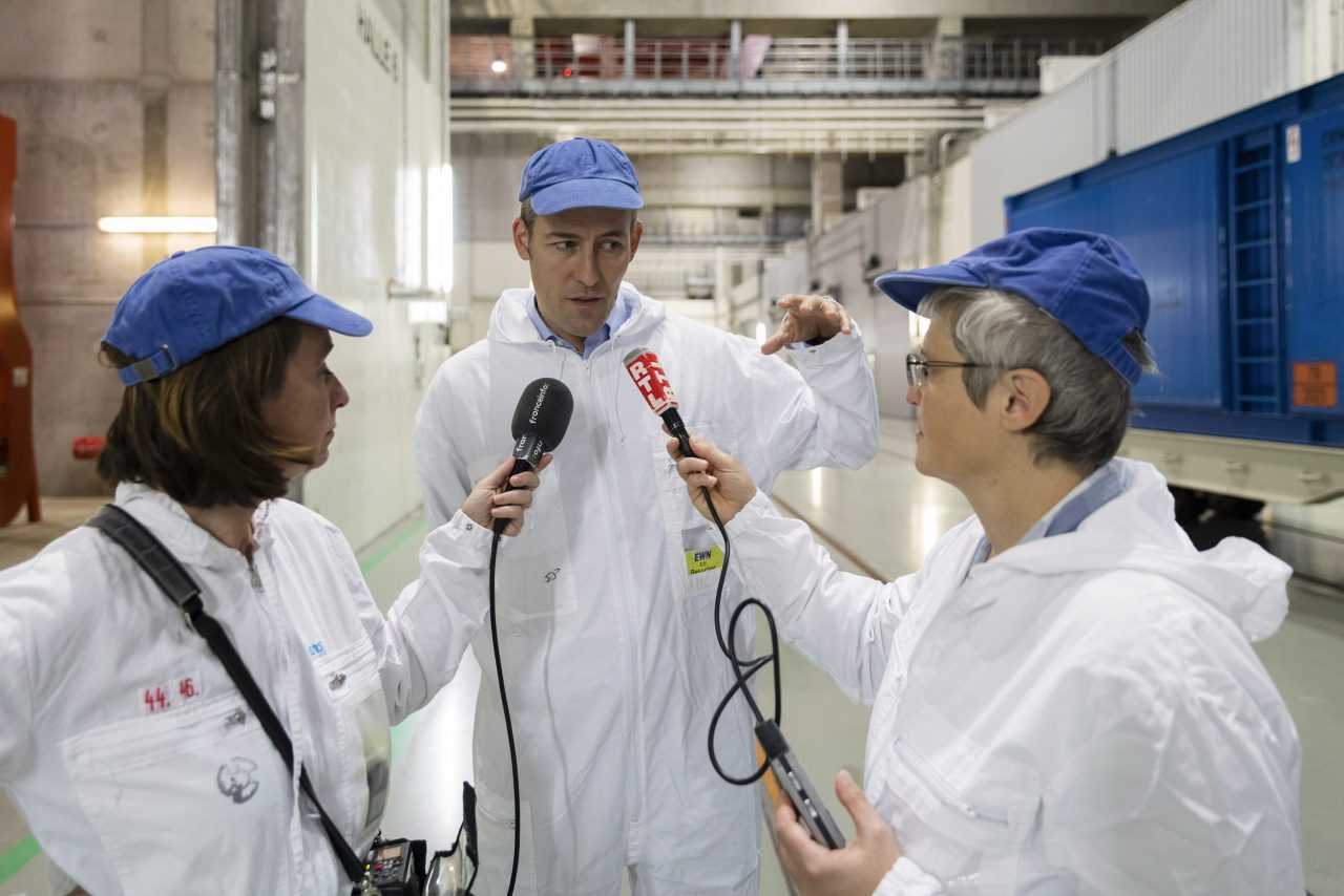 Photographie de reportage industriel événementiel capturant une interview en environnement nucléaire, pour la communication institutionnelle d’une entreprise.