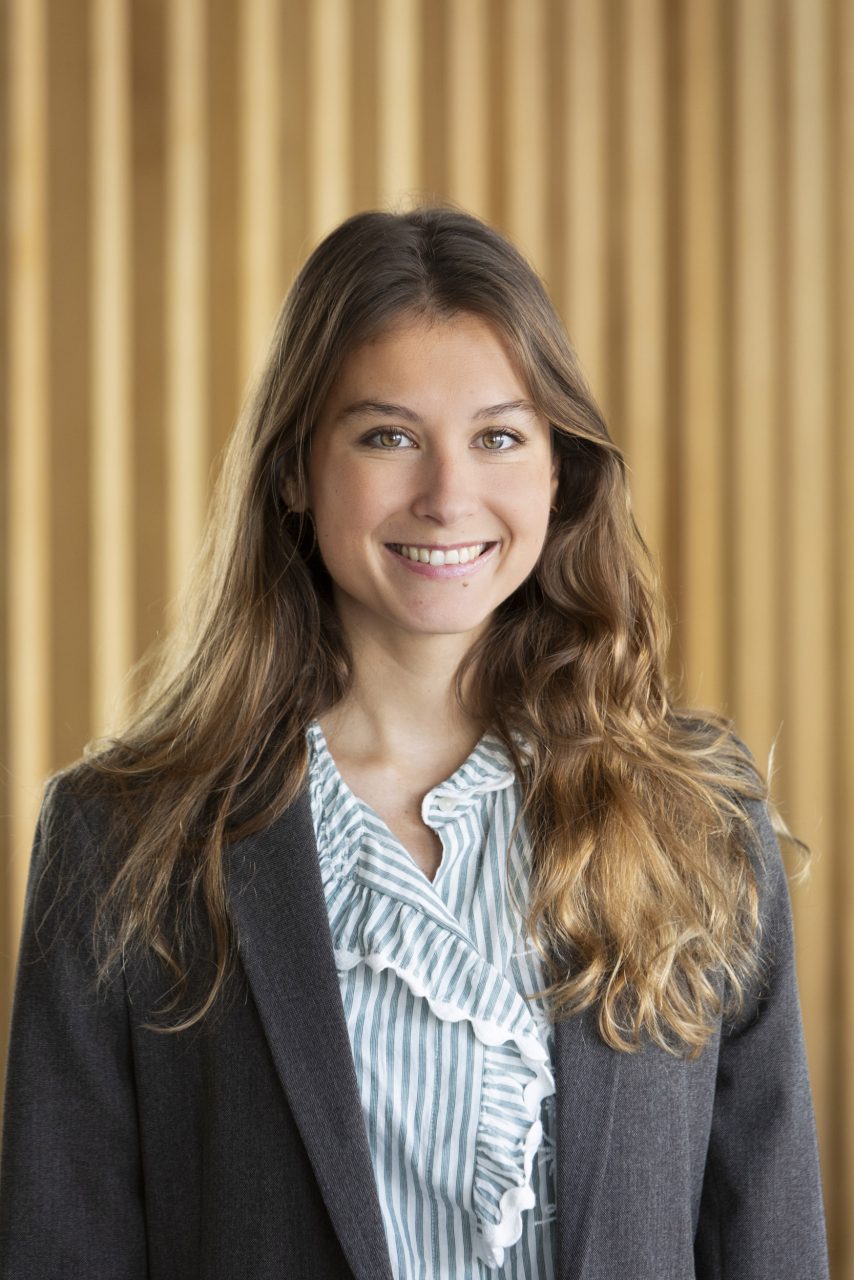 Portrait corporate d'une collaboratrice souriante en entreprise réalisé en lumière naturelle
