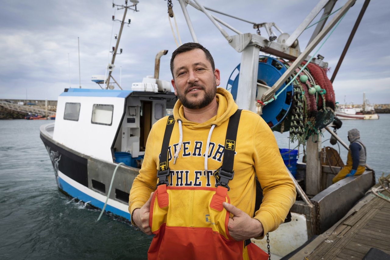 Marin pêcheur devant son bateau au port de St-Quay-Portrieux